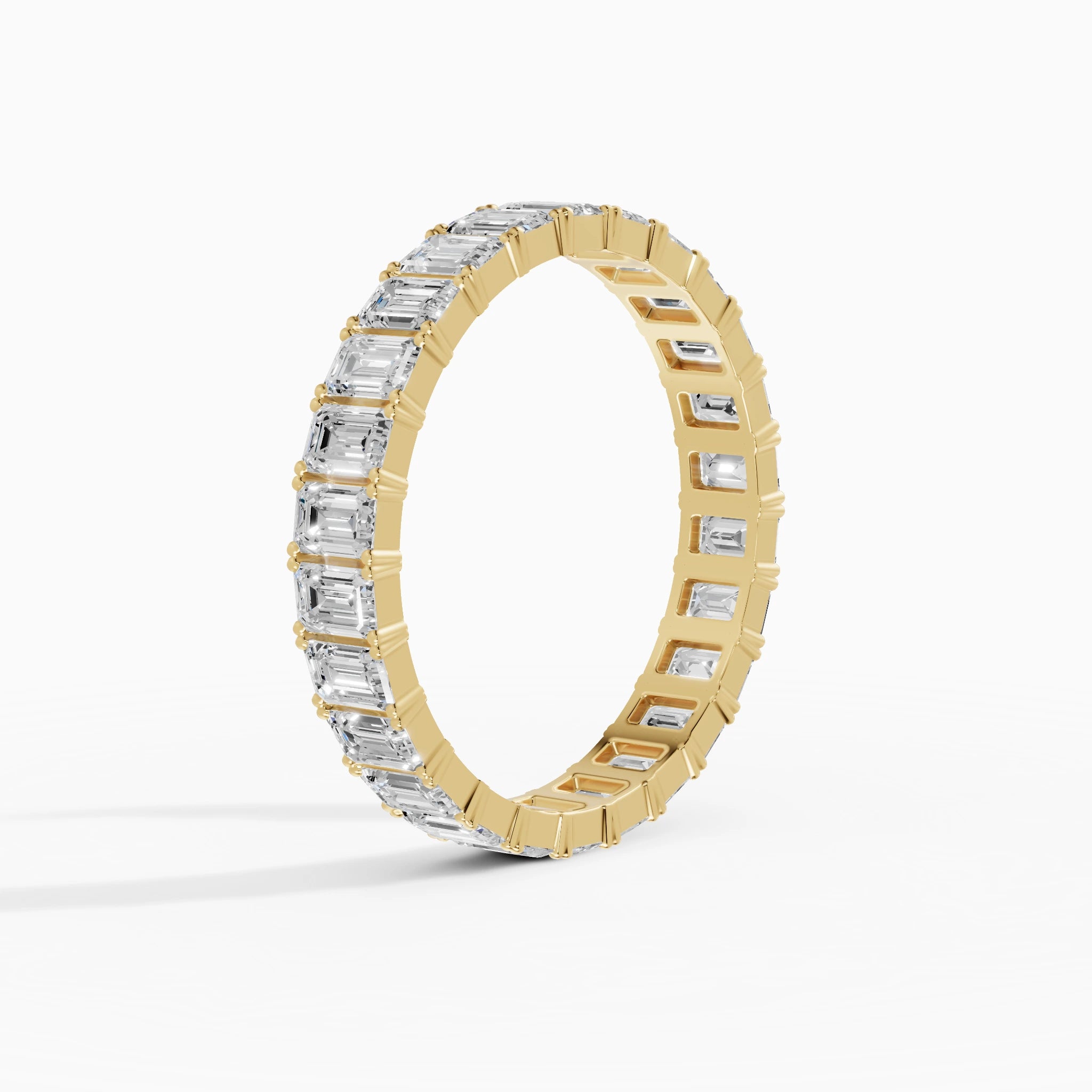 Anillo de compromiso Strata en oro amarillo con diamantes corte esmeralda de 0,1 ct total vista lateral
