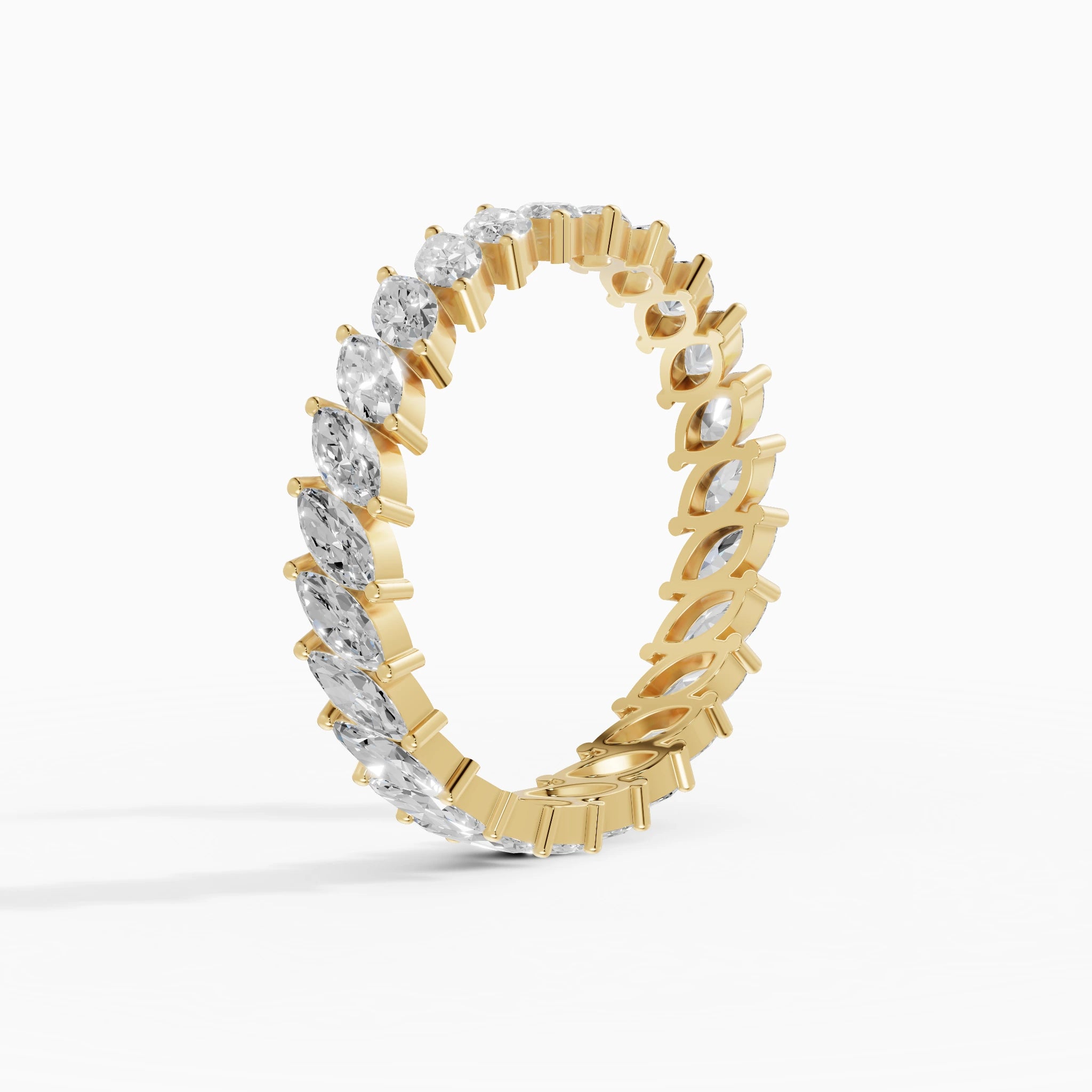 Anillo de compromiso Strata en oro amarillo con diamantes corte marquesa de 0,1 ct total vista lateral