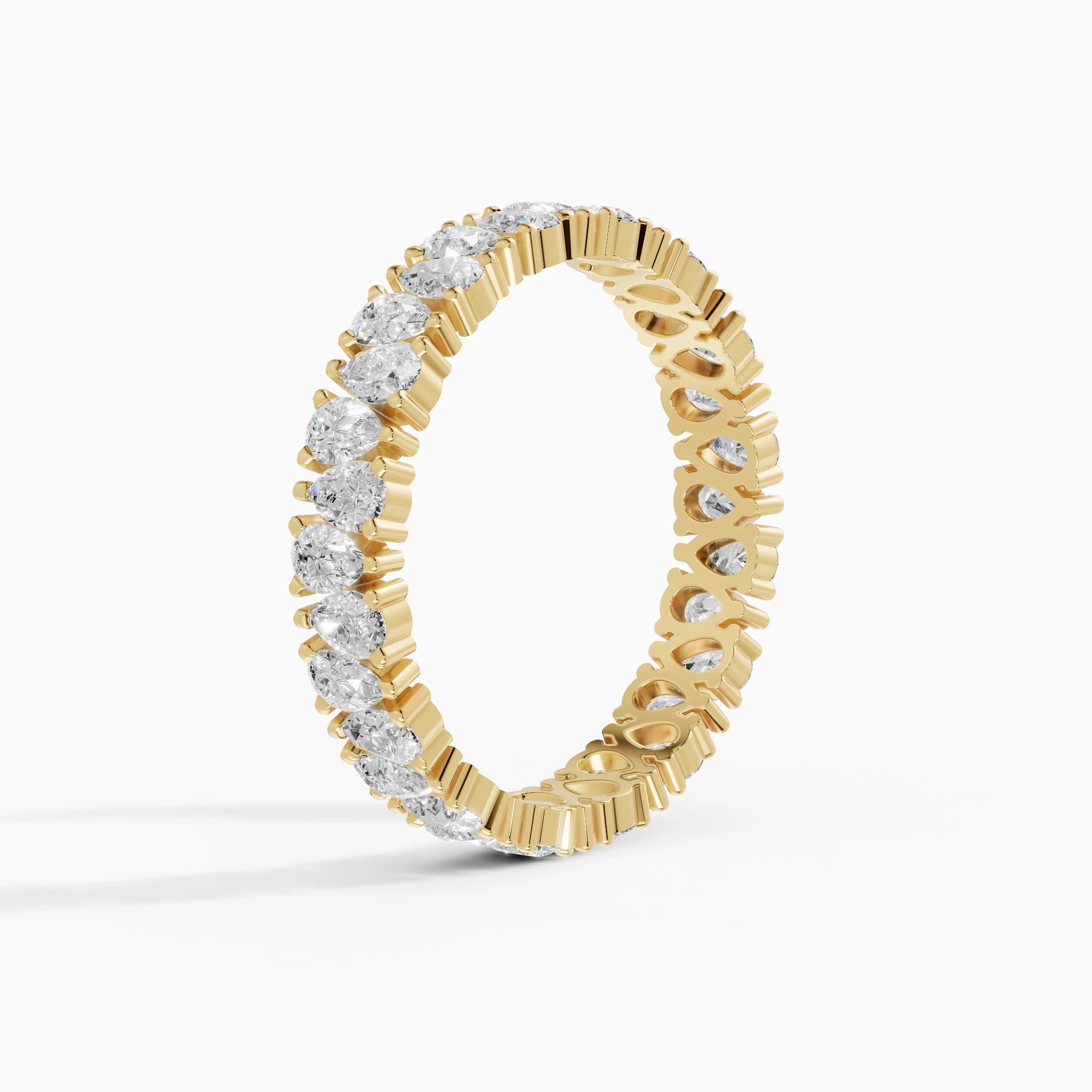 Anillo de compromiso Strata en oro amarillo con diamantes corte pera de 0,13 ct total vista lateral