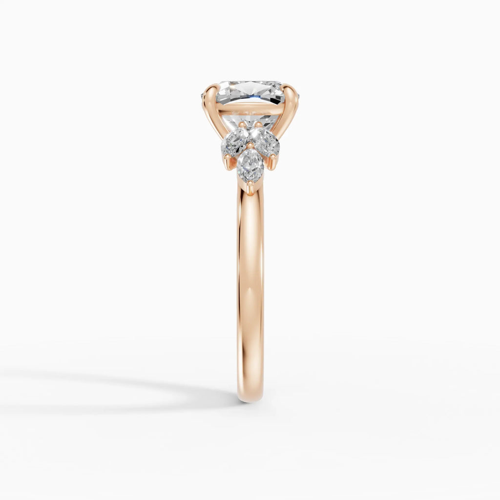 Anillo de compromiso VESTA cojín clúster - lifestyle
