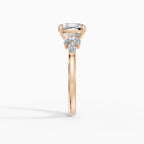 Anillo de compromiso VESTA cojín clúster - lifestyle