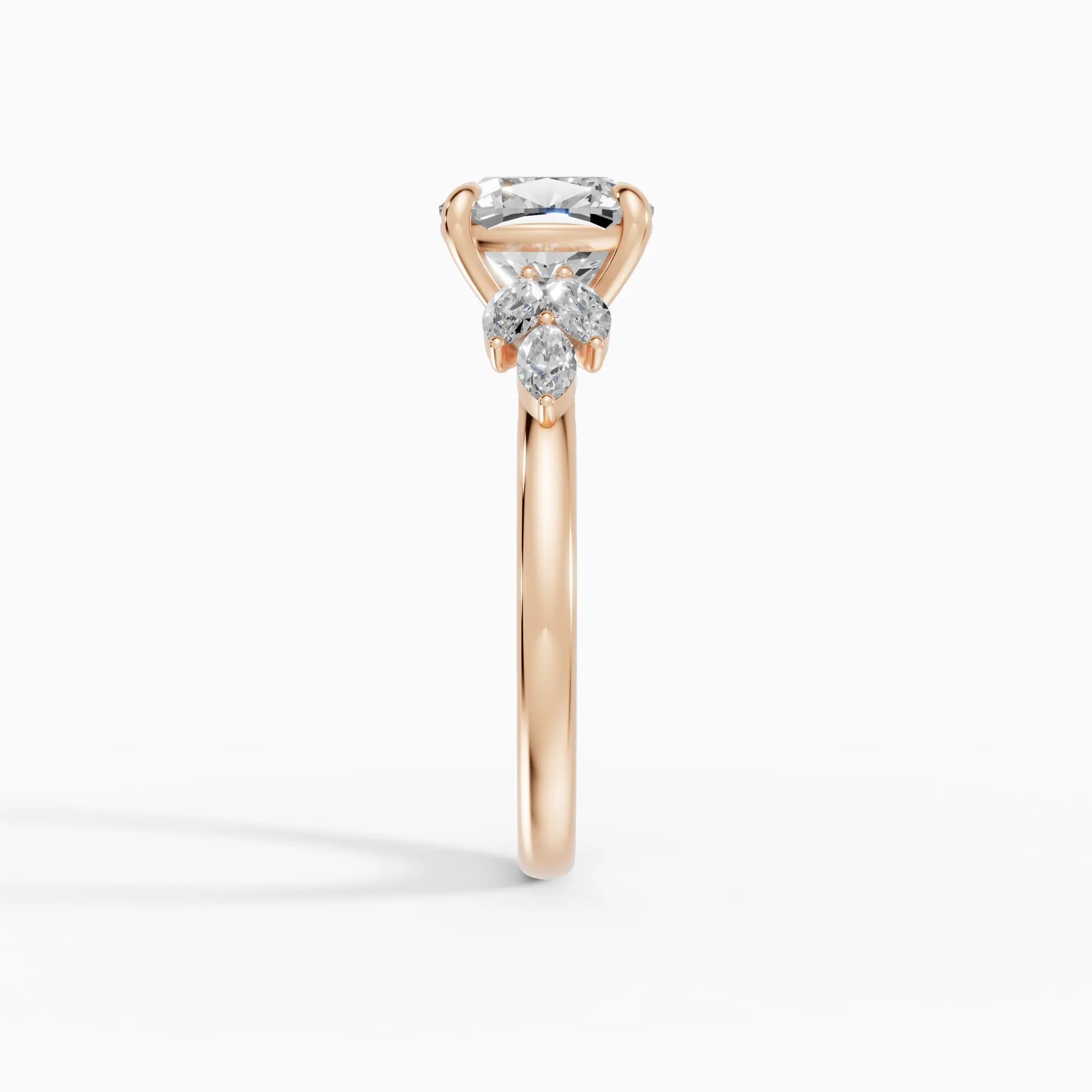 Anillo de compromiso VESTA cojín clúster - lifestyle