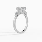 Anillo de compromiso VESTA cojín clúster - puesto en mano