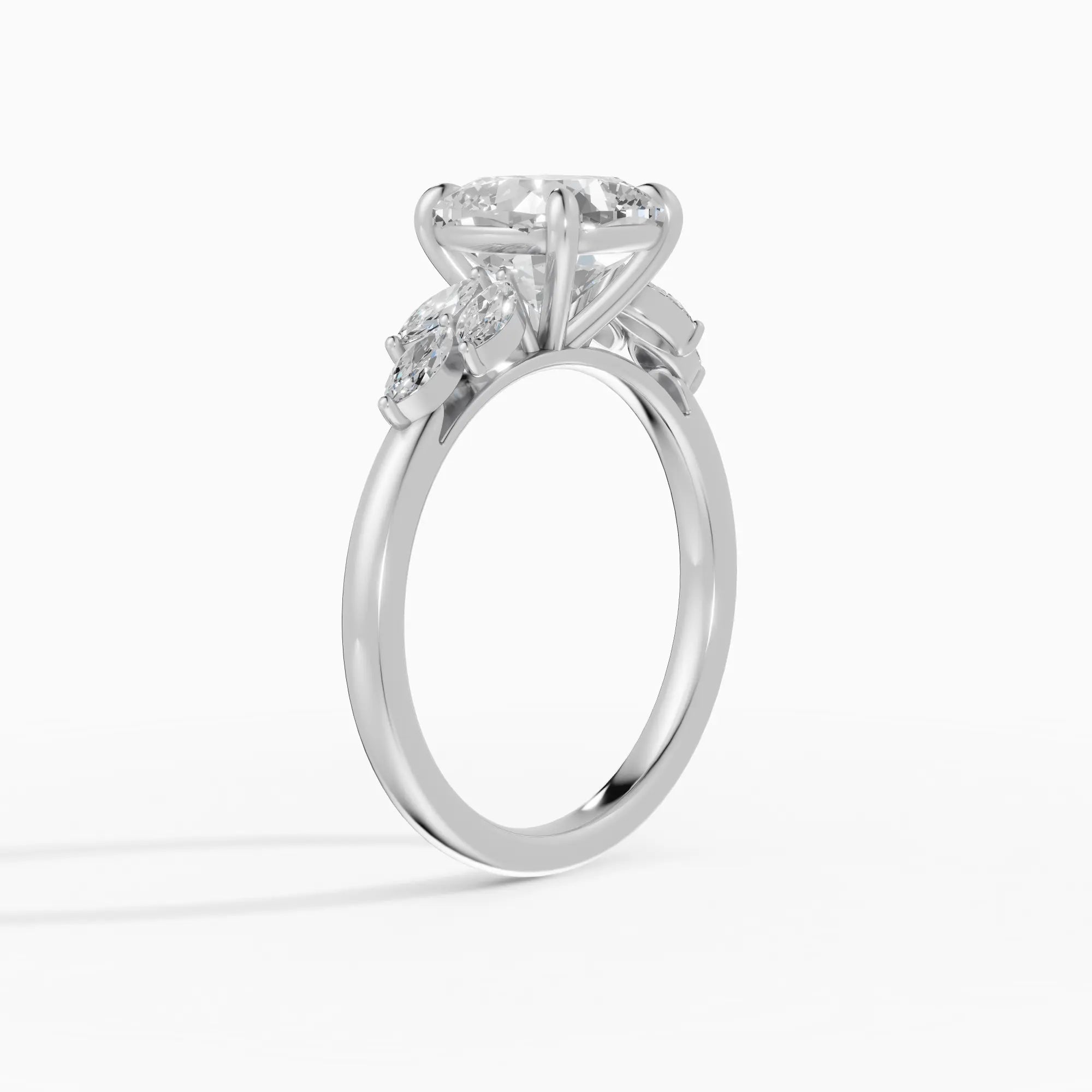 Anillo de compromiso VESTA cojín clúster - puesto en mano