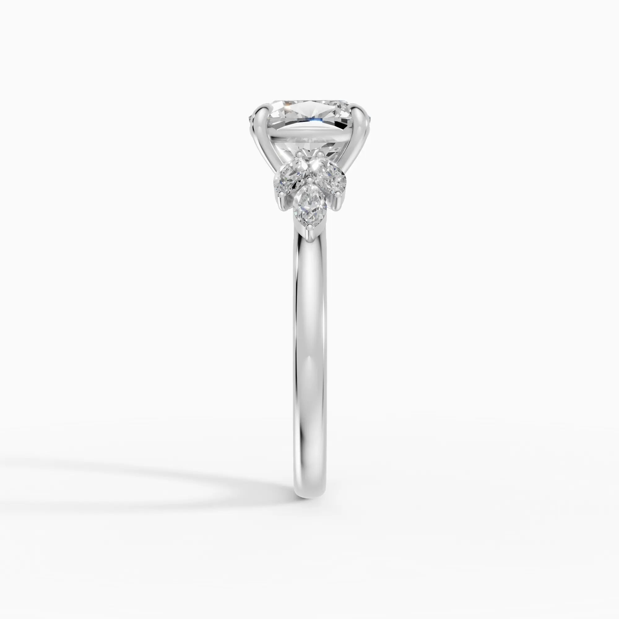 Anillo de compromiso VESTA cojín clúster - primer plano