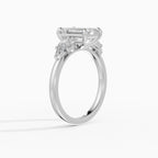Anillo de compromiso VESTA esmeralda clúster - puesto en mano