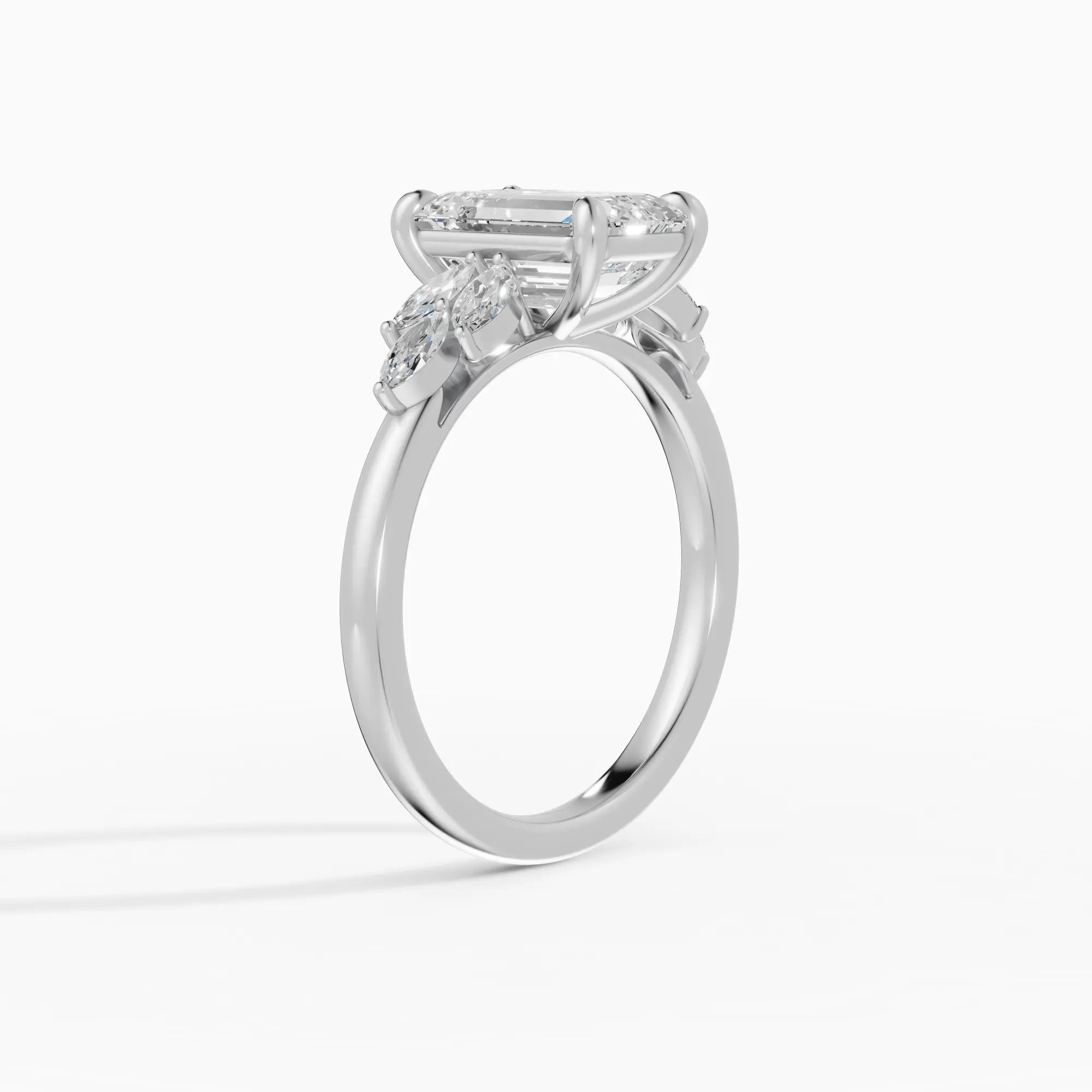 Anillo de compromiso VESTA esmeralda clúster - puesto en mano