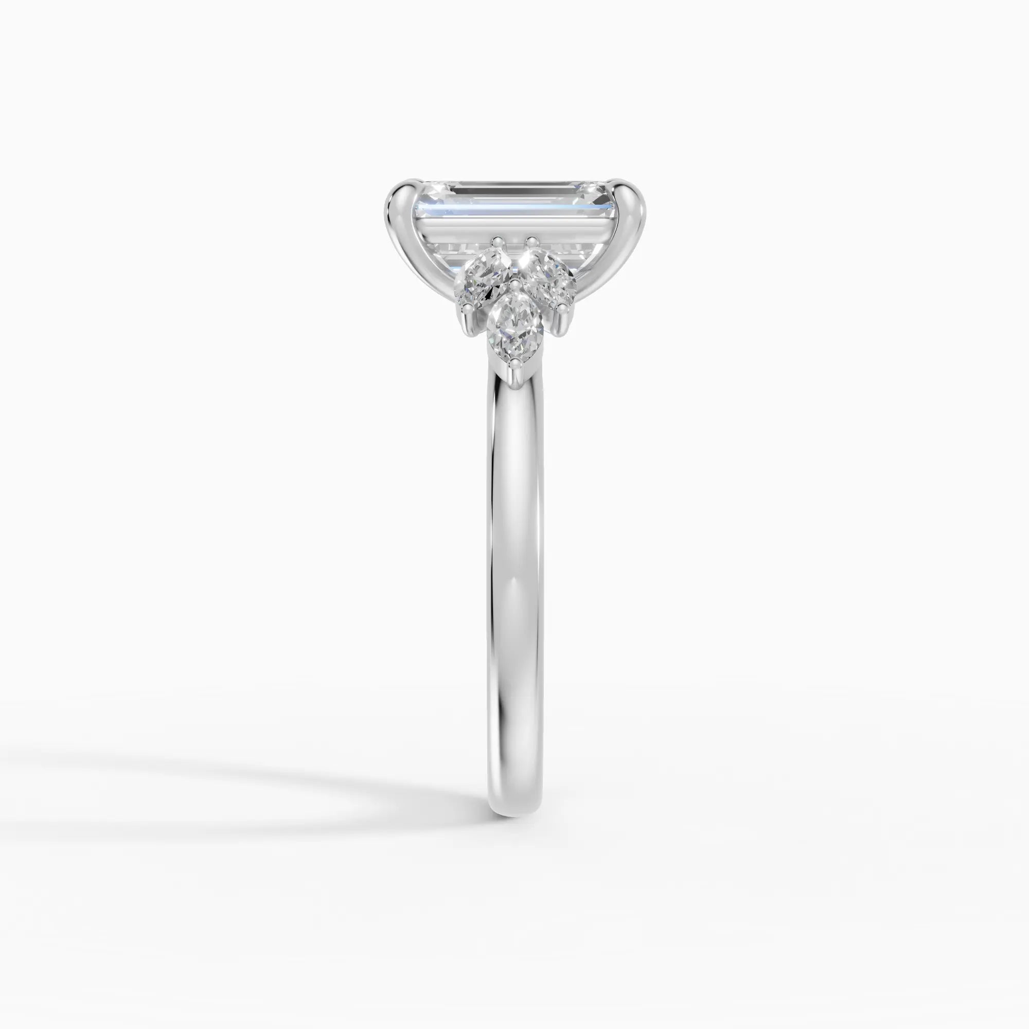 Anillo de compromiso VESTA esmeralda clúster - primer plano