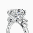 Anillo de compromiso VESTA oval clúster - vista trasera
