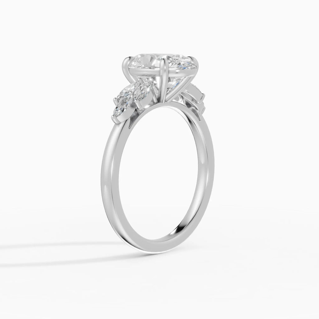 Anillo de compromiso VESTA oval clúster - puesto en mano