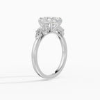 Anillo de compromiso VESTA oval clúster - puesto en mano