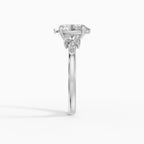 Anillo de compromiso VESTA oval clúster - primer plano
