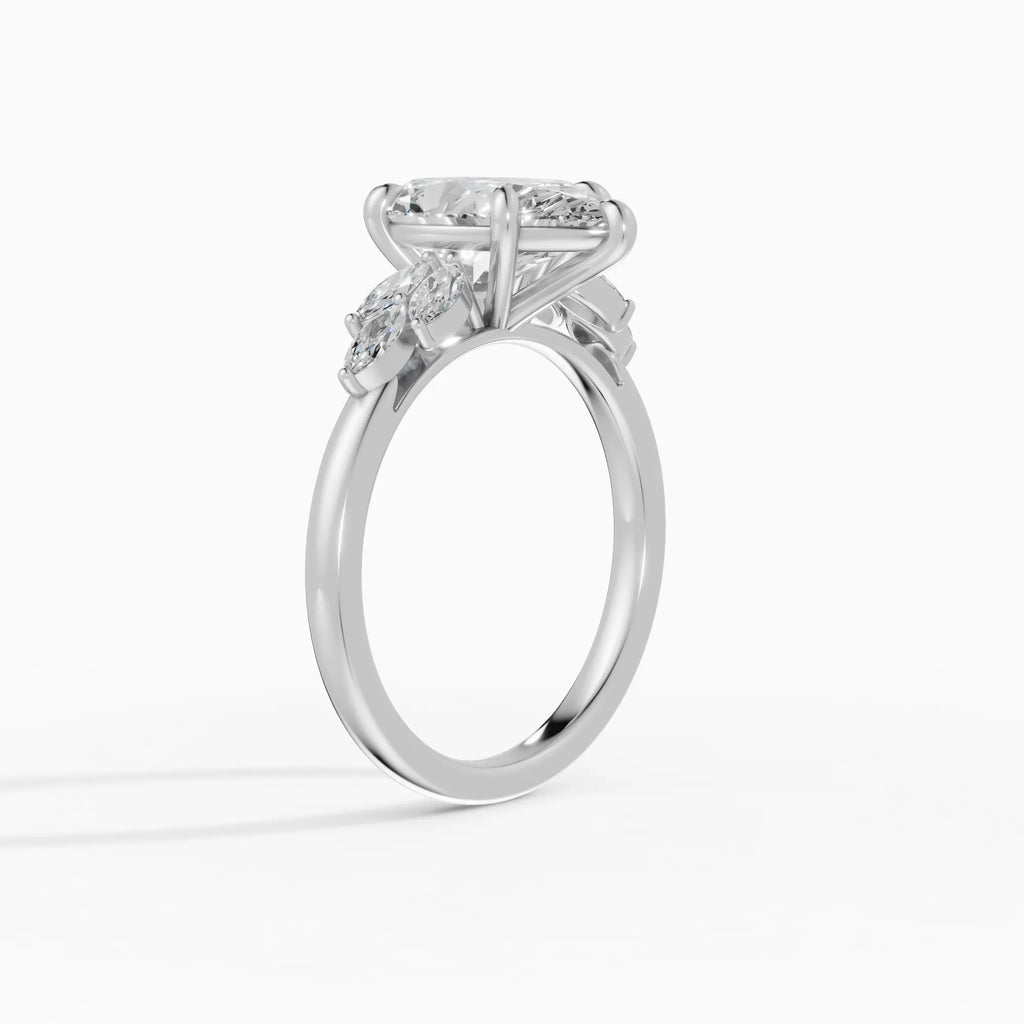 Anillo de compromiso VESTA pera clúster - puesto en mano