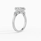 Anillo de compromiso VESTA pera clúster - puesto en mano