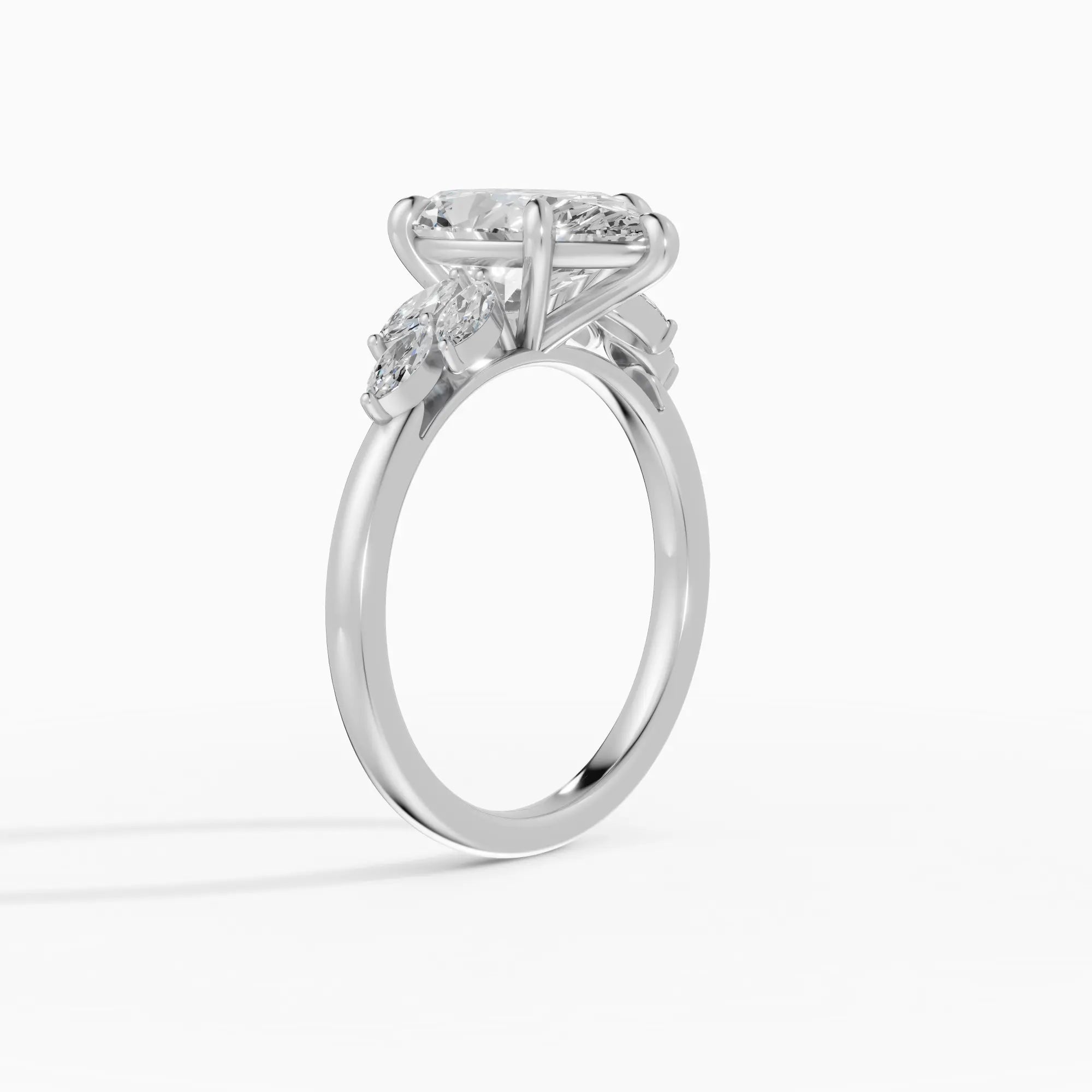 Anillo de compromiso VESTA pera clúster - puesto en mano
