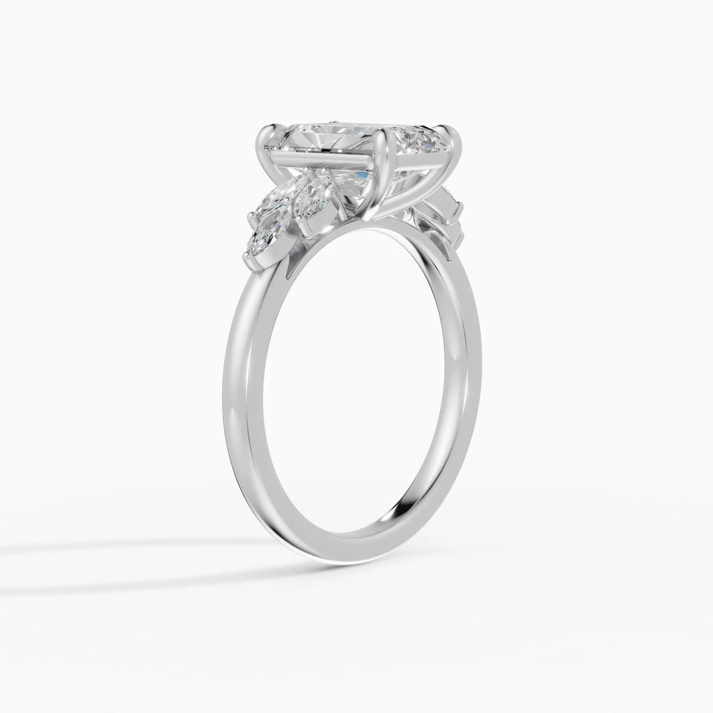 Anillo de compromiso VESTA radiante clúster - puesto en mano