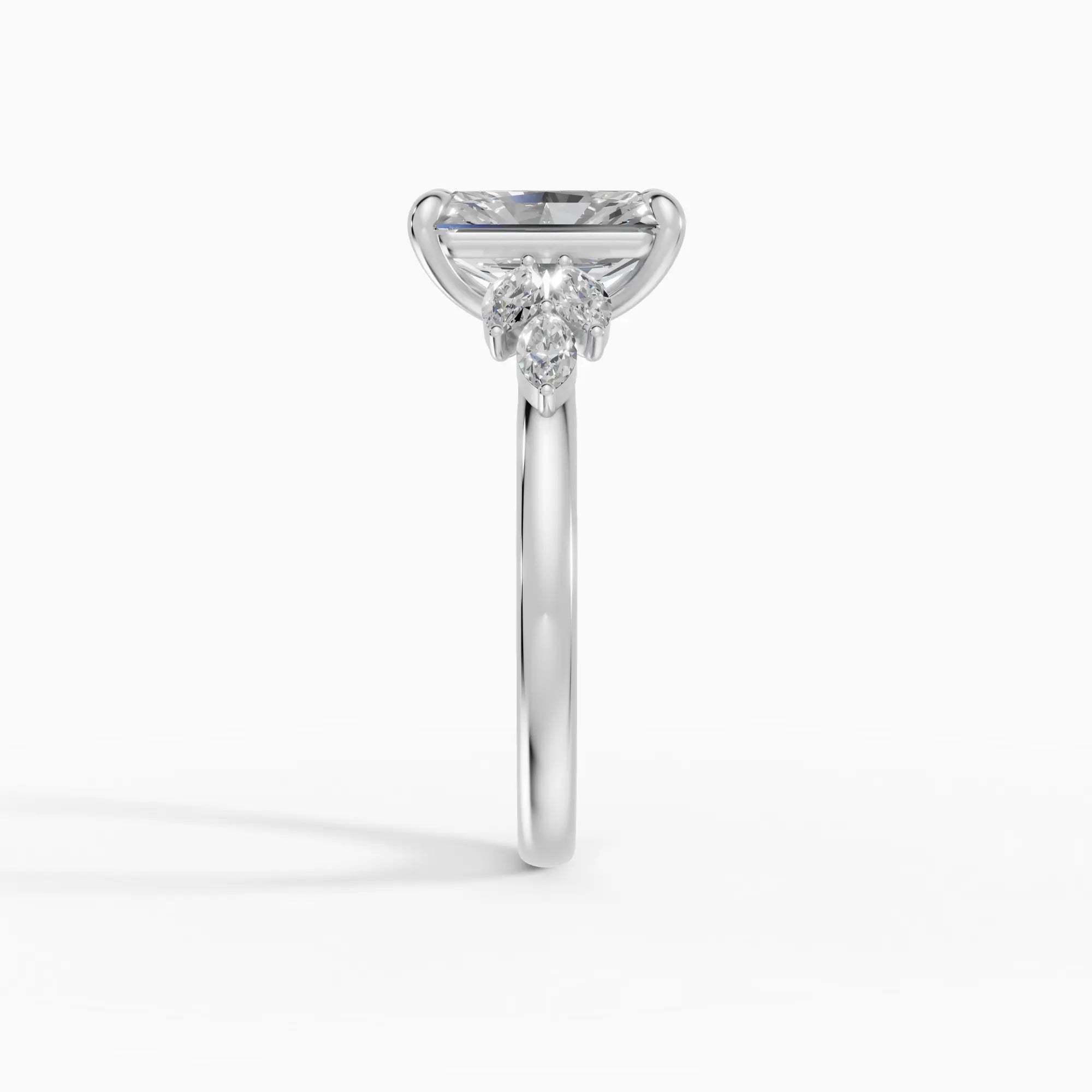 Anillo de compromiso VESTA radiante clúster - primer plano