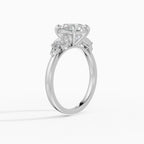 Anillo de compromiso VESTA brillante clúster - puesto en mano