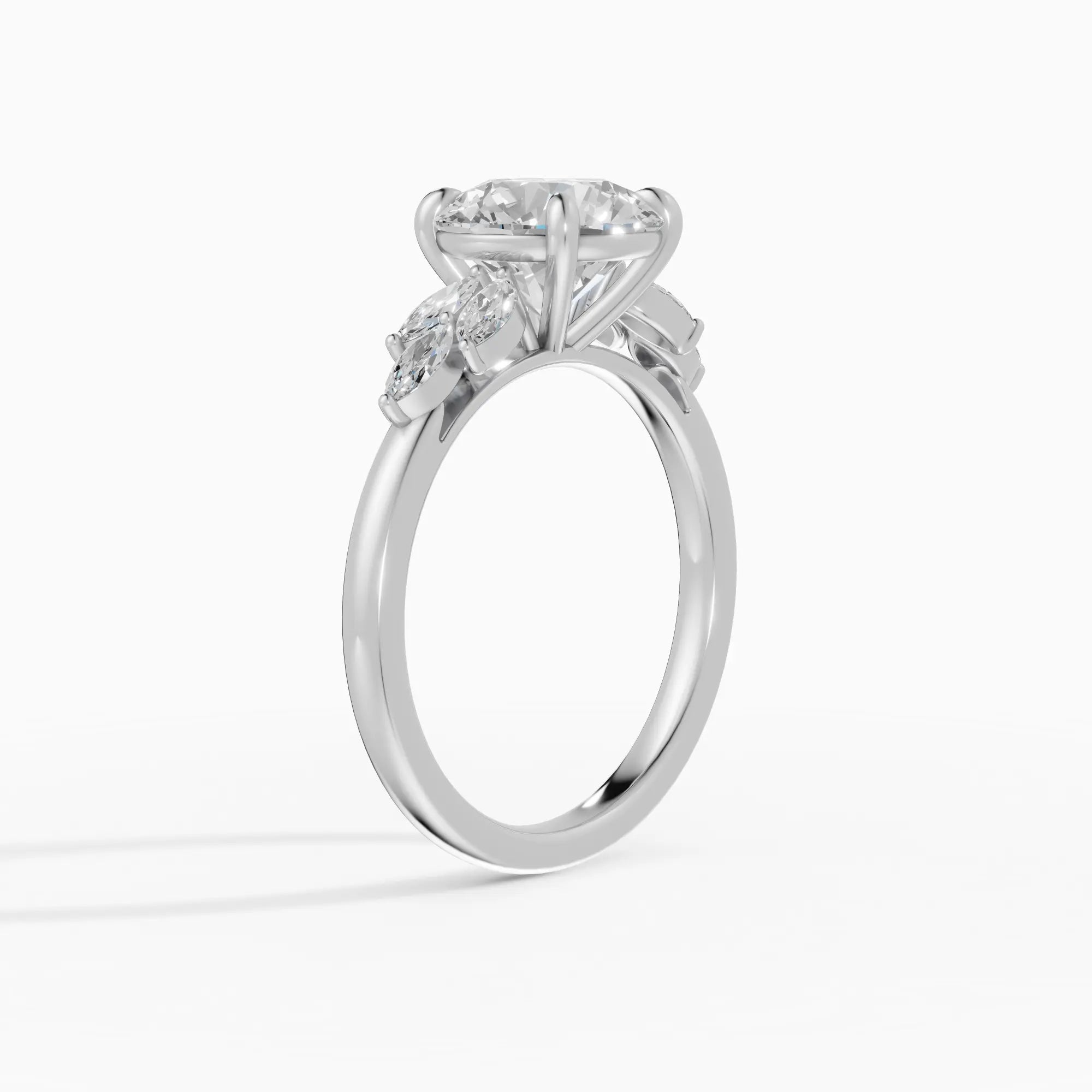 Anillo de compromiso VESTA brillante clúster - puesto en mano