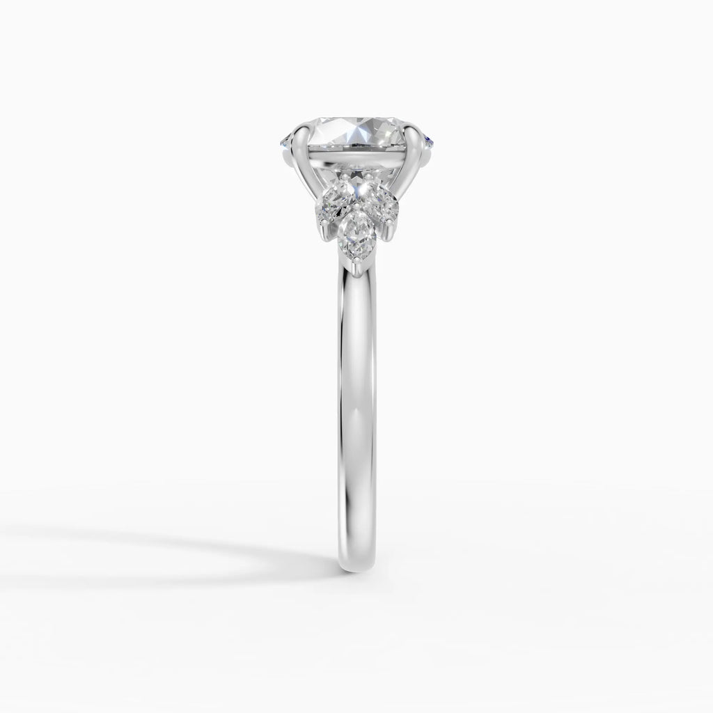 Anillo de compromiso VESTA brillante clúster - primer plano