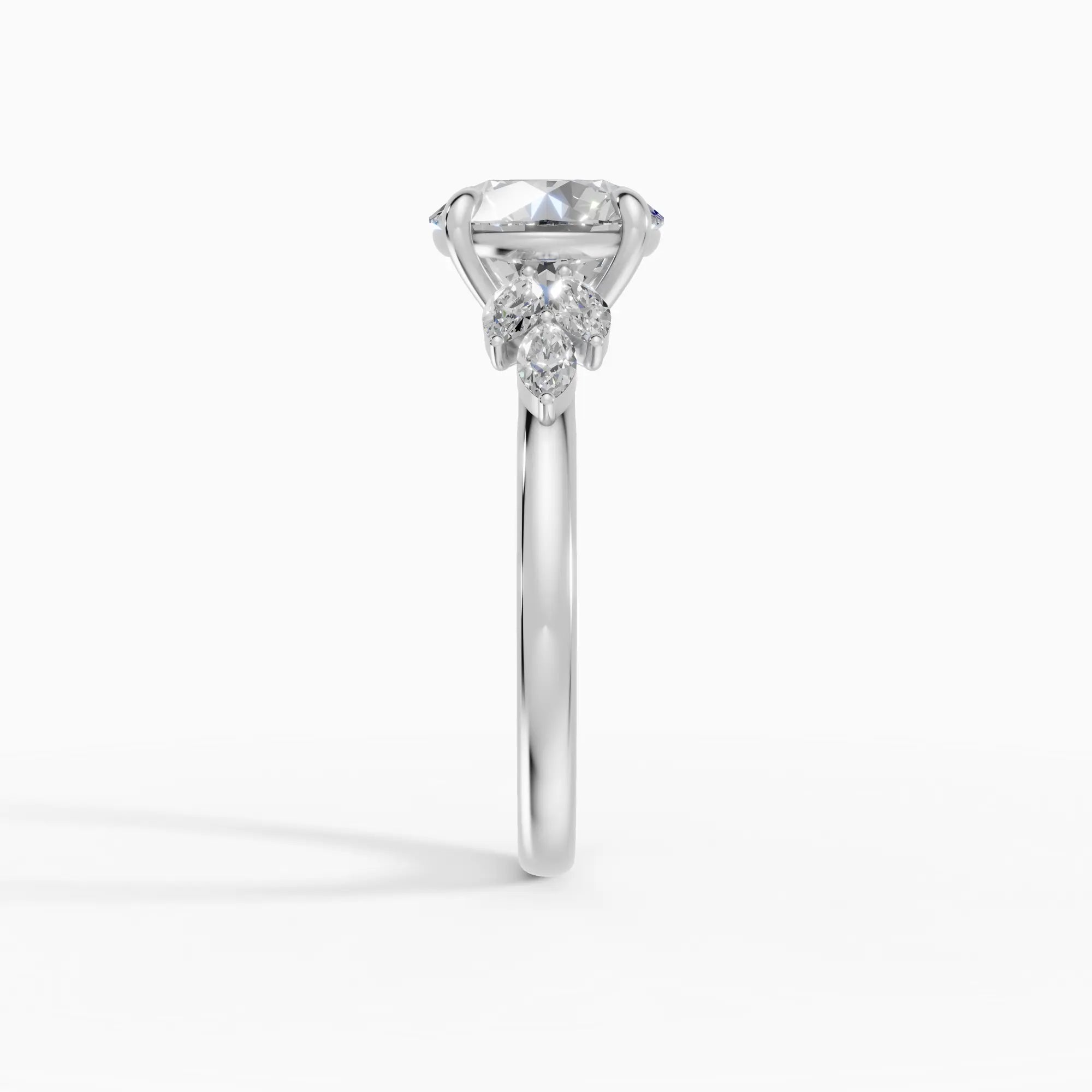 Anillo de compromiso VESTA brillante clúster - primer plano