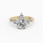 Anillo de compromiso VESTA pera clúster en oro amarillo 18k