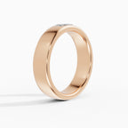 Alianza de boda en oro rosa 18k de 5 mm con diamante talla esmeralda engastado al enrase, vista en perspectiva - BRAVORA joyeria