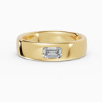 Alianza de boda en oro amarillo 18k de 5 mm con diamante talla esmeralda engastado al enrase, vista frontal - BRAVORA joyeria