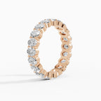 Alianza eternity en oro rosa 18k con diamantes ovales en toda la banda, vista en perspectiva - BRAVORA joyeria