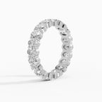 Alianza eternity en oro blanco 18k con diamantes ovales en toda la banda, vista en perspectiva - BRAVORA joyeria