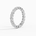 Alianza eternity en oro blanco 18k con diamantes redondos en toda la banda, vista en perspectiva - BRAVORA joyeria
