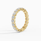 Alianza eternity en oro amarillo 18k con diamantes redondos en toda la banda, vista en perspectiva - BRAVORA joyeria