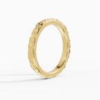 Alianza martillada confort fit en oro amarillo 18k de 2,5 mm, vista en perspectiva - BRAVORA joyeria