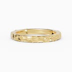 Alianza martillada confort fit en oro amarillo 18k de 2,5 mm, vista frontal - BRAVORA joyeria
