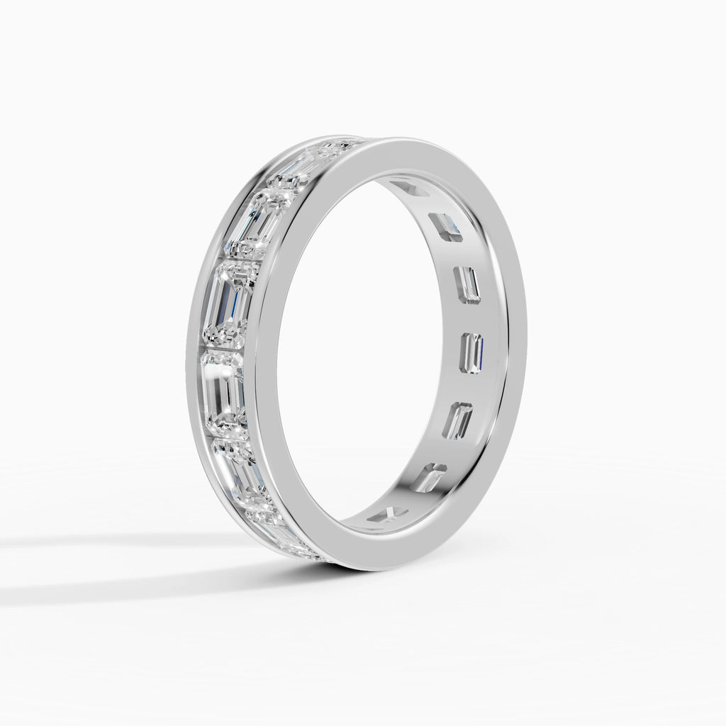 Anillo de compromiso Volta en oro blanco de 4 mm con diamante corte esmeralda 4x2,8 mm vista lateral