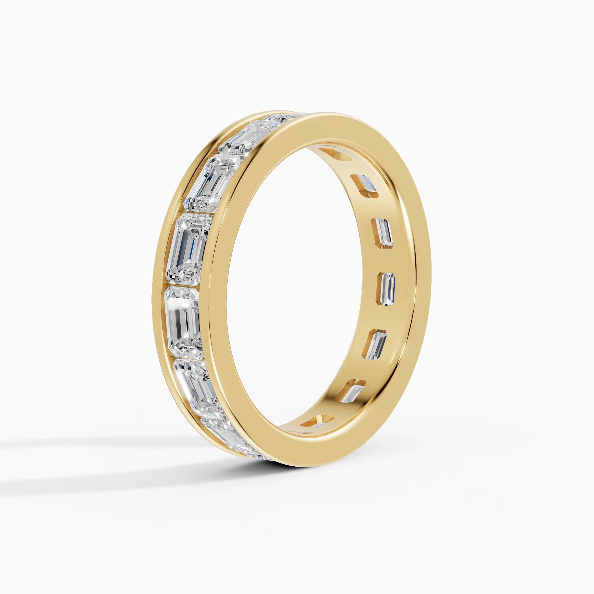 Anillo de compromiso Volta en oro amarillo de 4 mm con diamante corte esmeralda 4x2,8 mm vista lateral