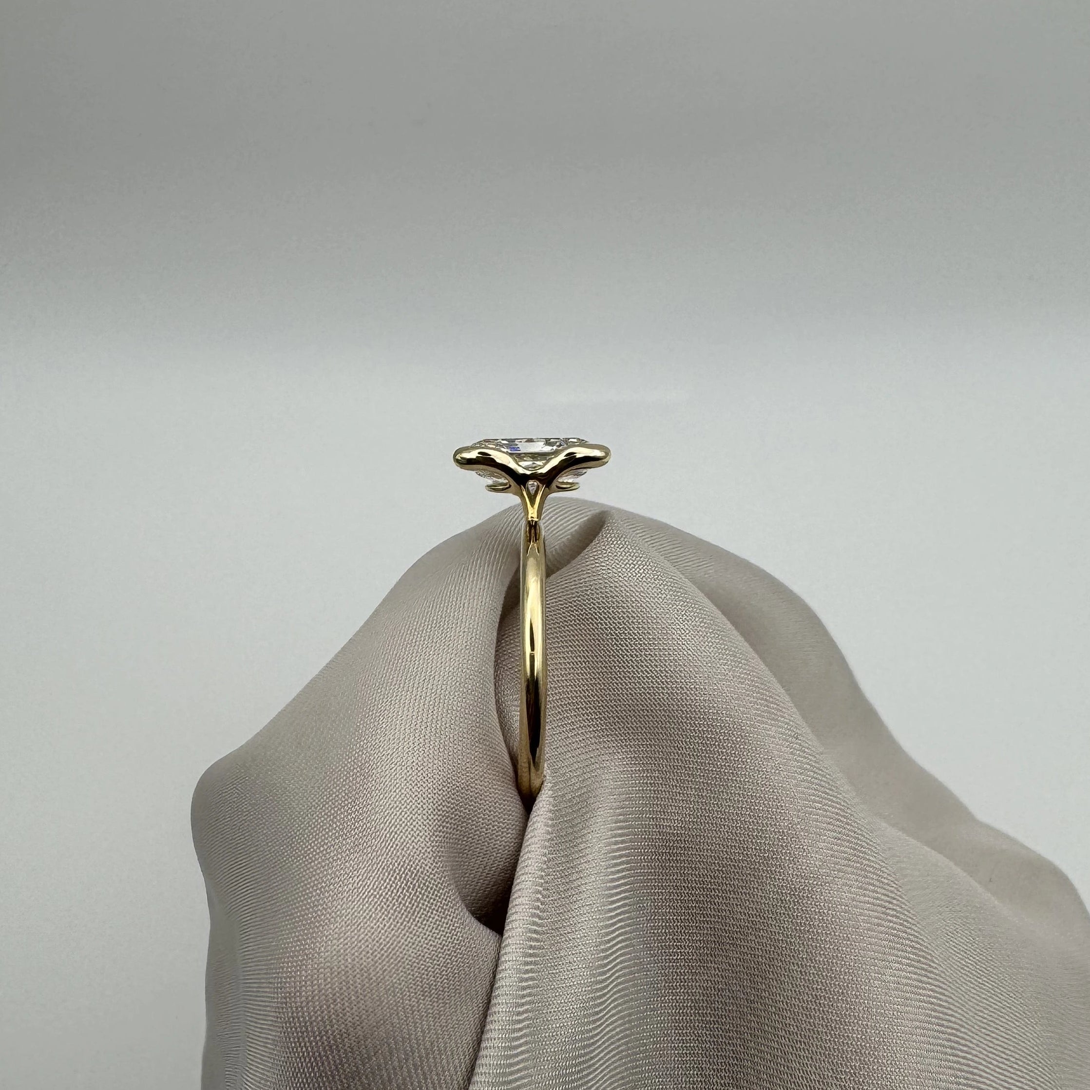 Fotografía de anillo de compromiso BRAVORA en estudio