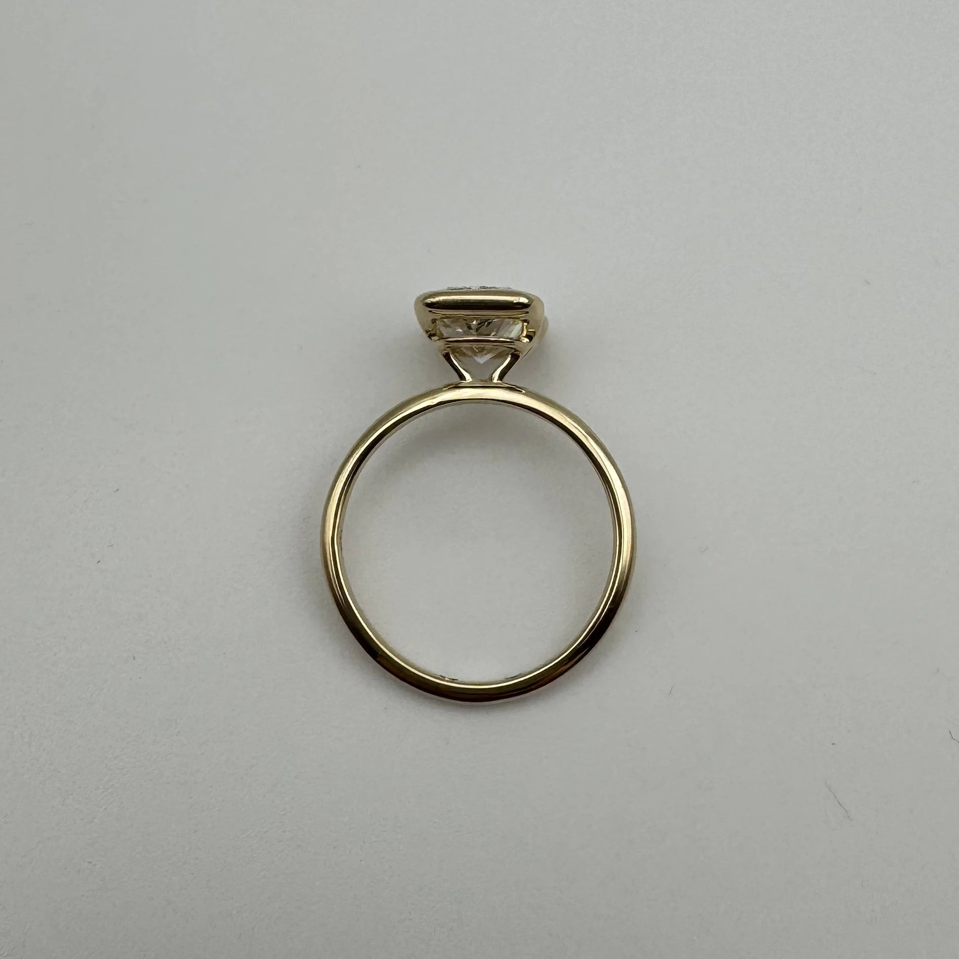 Fotografía de anillo de compromiso personalizado BRAVORA