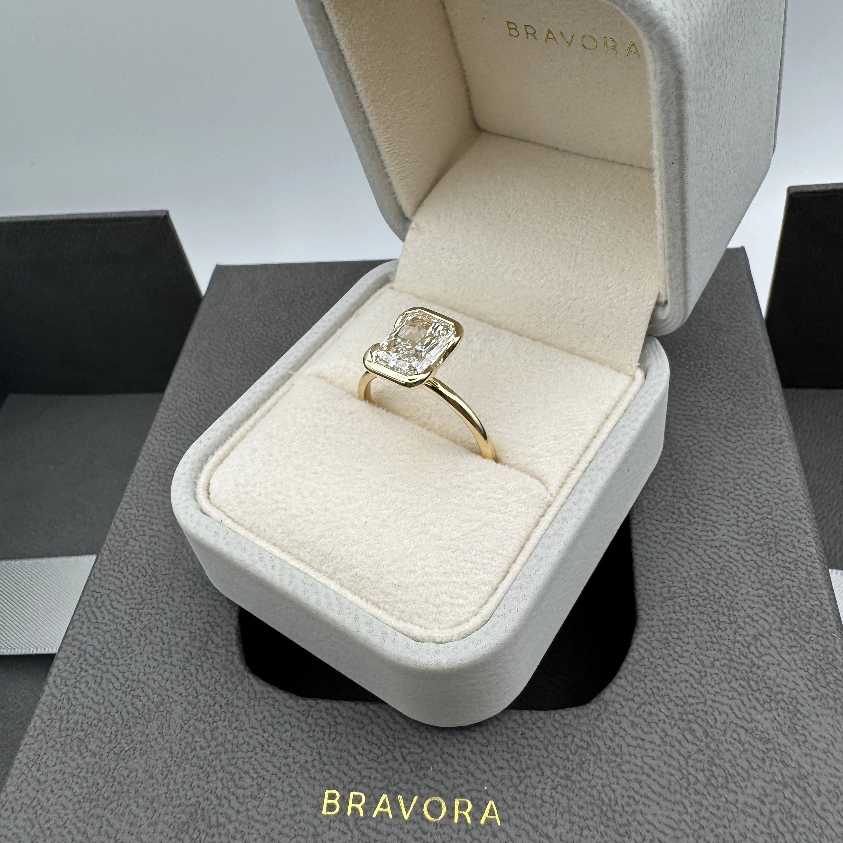 Anillo de compromiso BRAVORA en fotografía editorial sobre mano