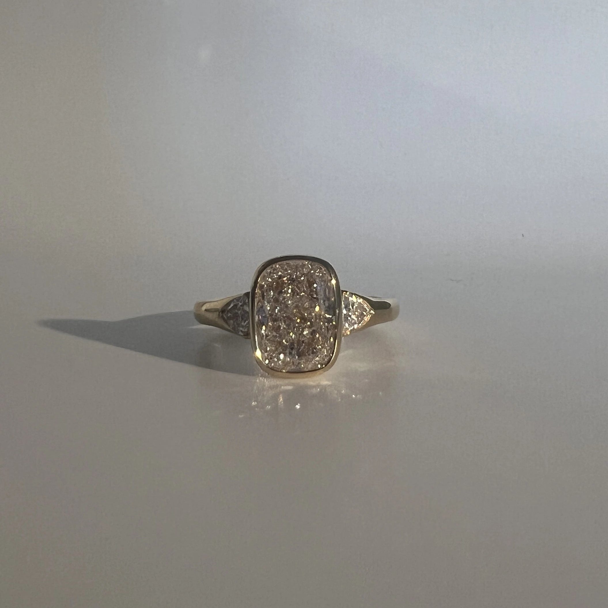 Imagen de anillo de compromiso BRAVORA sobre mano