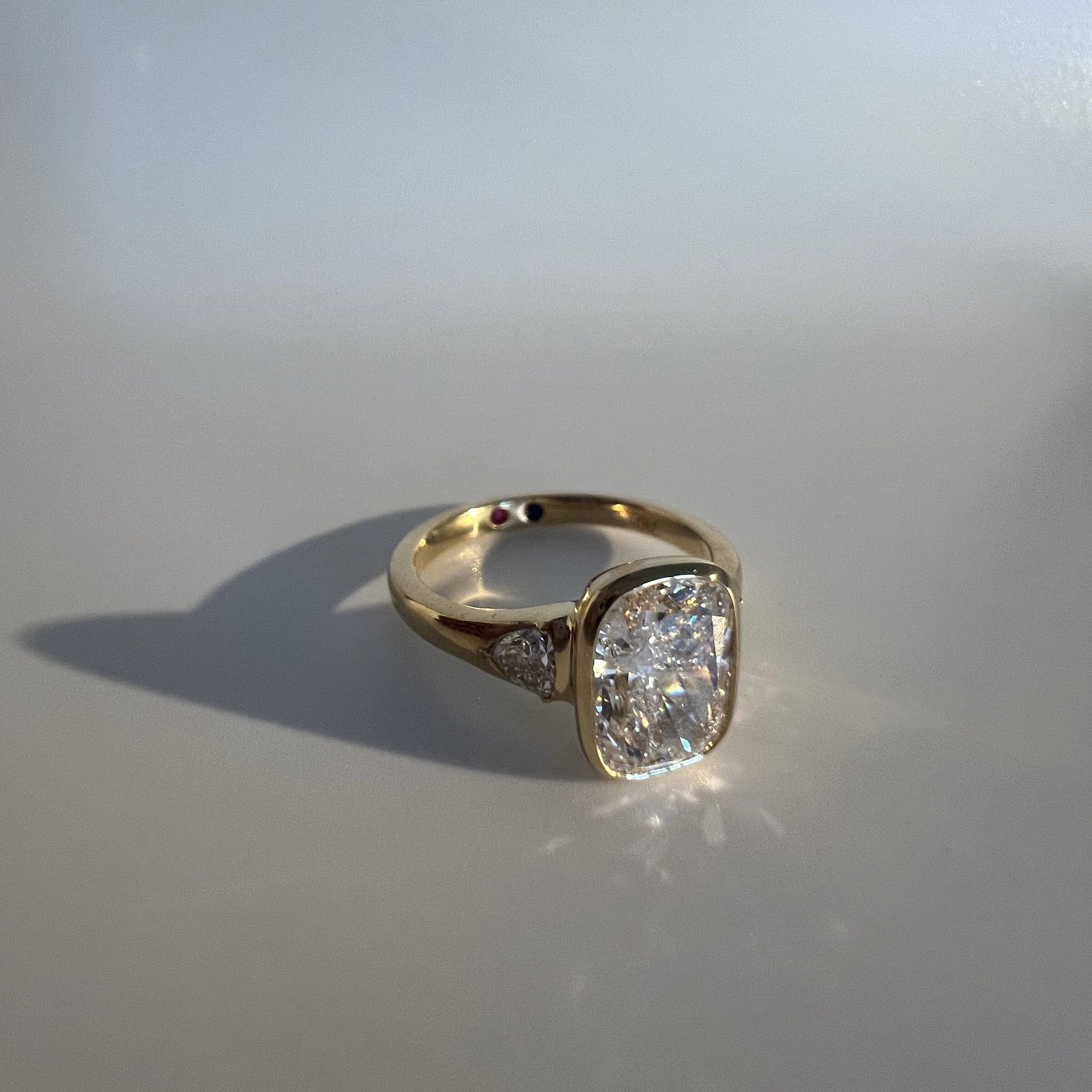 Anillo de compromiso BRAVORA en fotografía lifestyle sobre mano