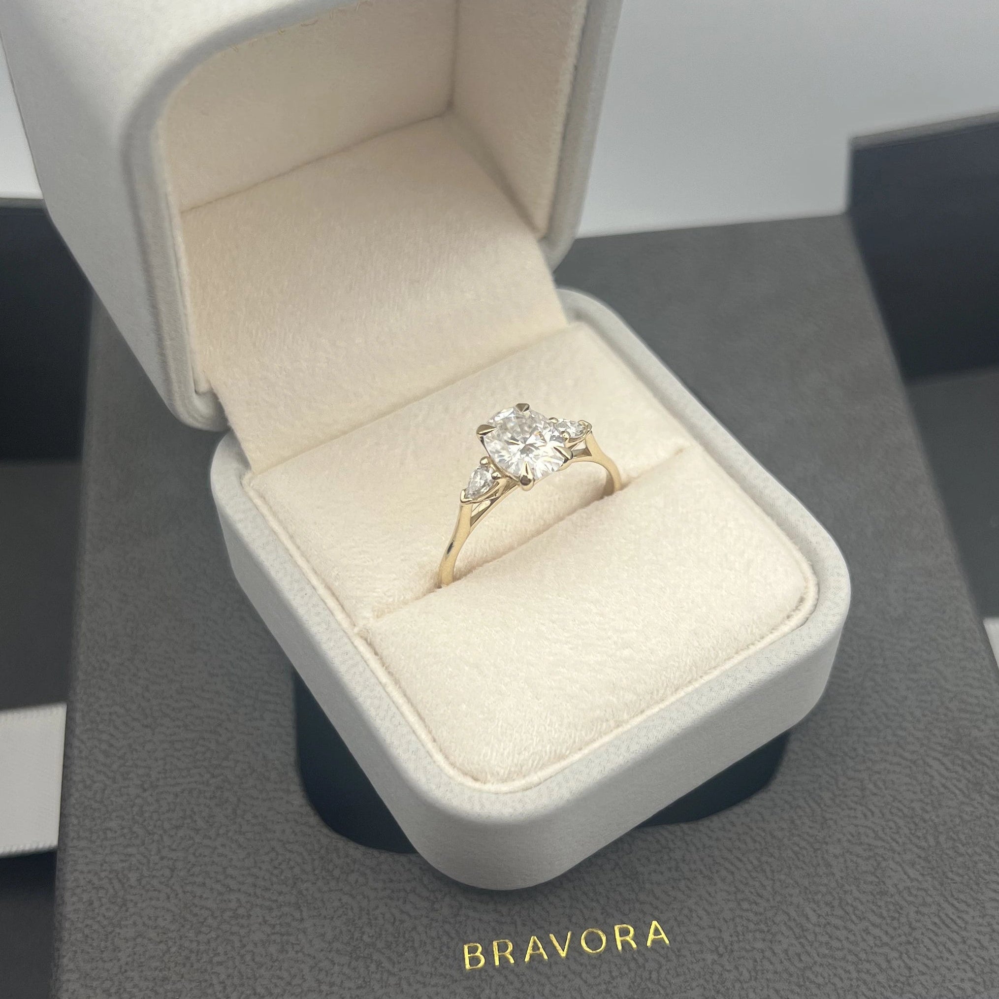 Fotografía de anillo de compromiso BRAVORA en contexto real
