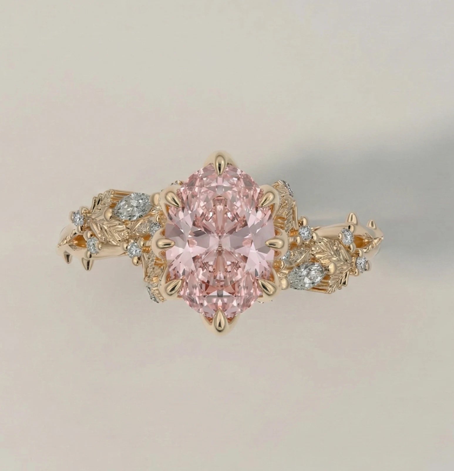 Anillo de compromiso BRAVORA en fotografía lifestyle