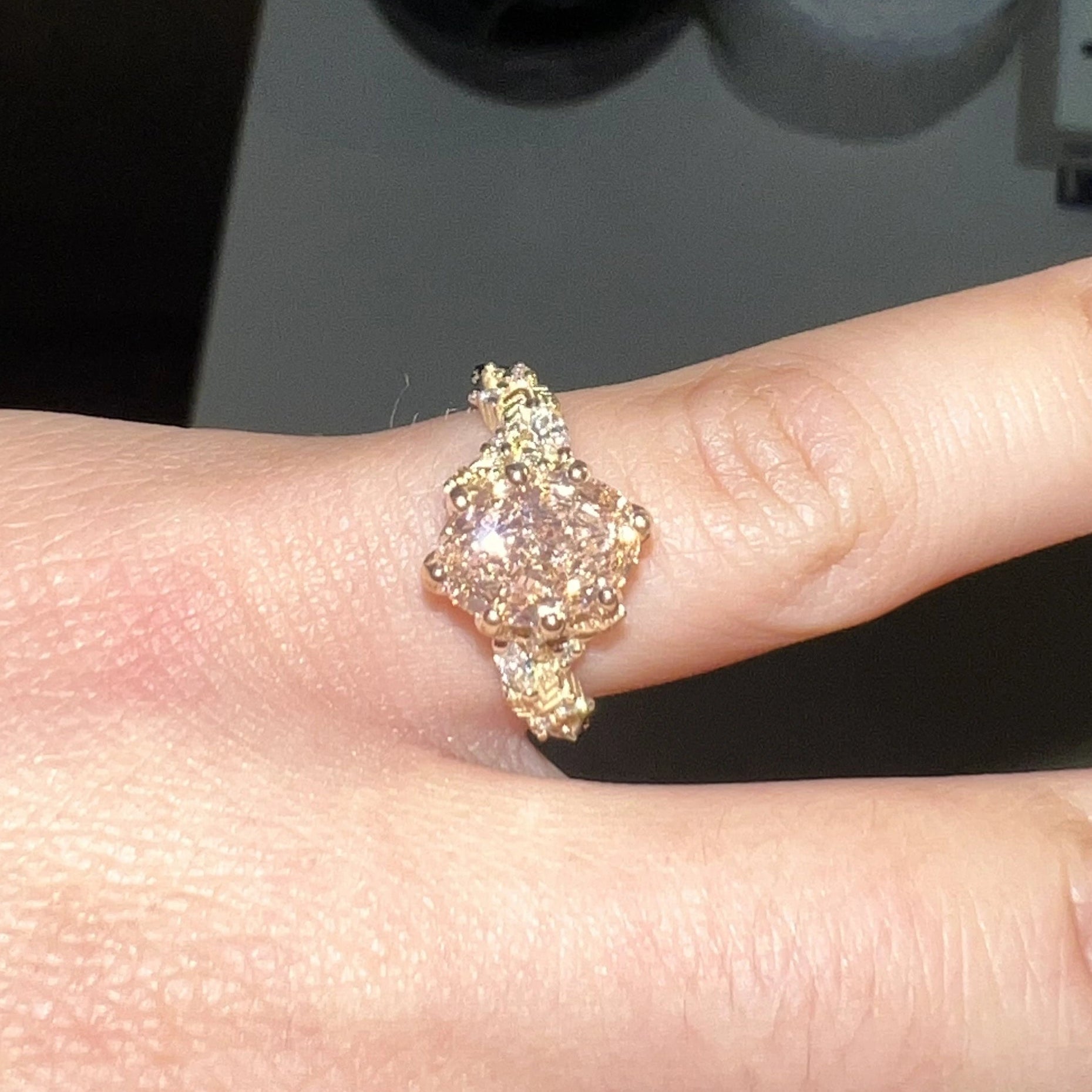 Anillo de compromiso BRAVORA en fotografía de detalle