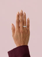 Alianza Strata en oro blanco con diamantes corte pera de 0,13 ct total - puesta en la mano