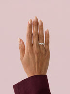 Alianza Strata en oro amarillo con diamantes corte pera de 0,13 ct total - puesta en la mano