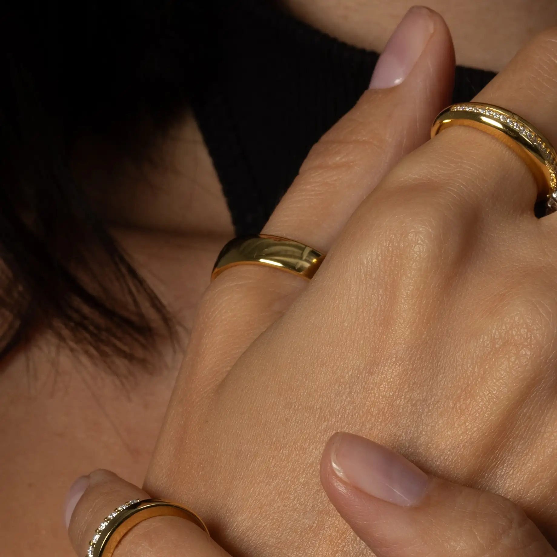 Alianza de boda ESSENTIA en oro amarillo 18k