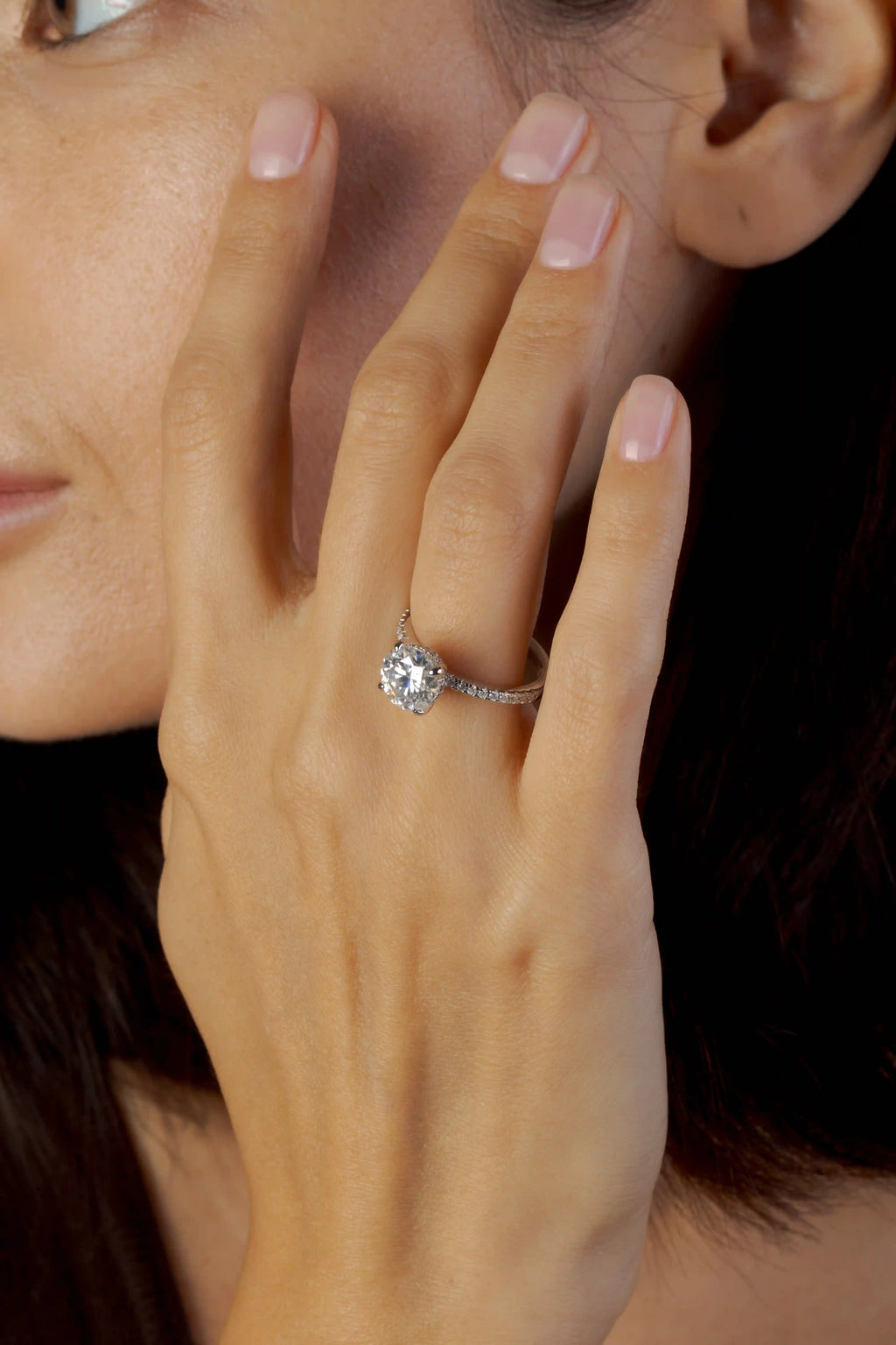 Anillo de compromiso AURORA cojín solitario medio pavé en oro amarillo 18k