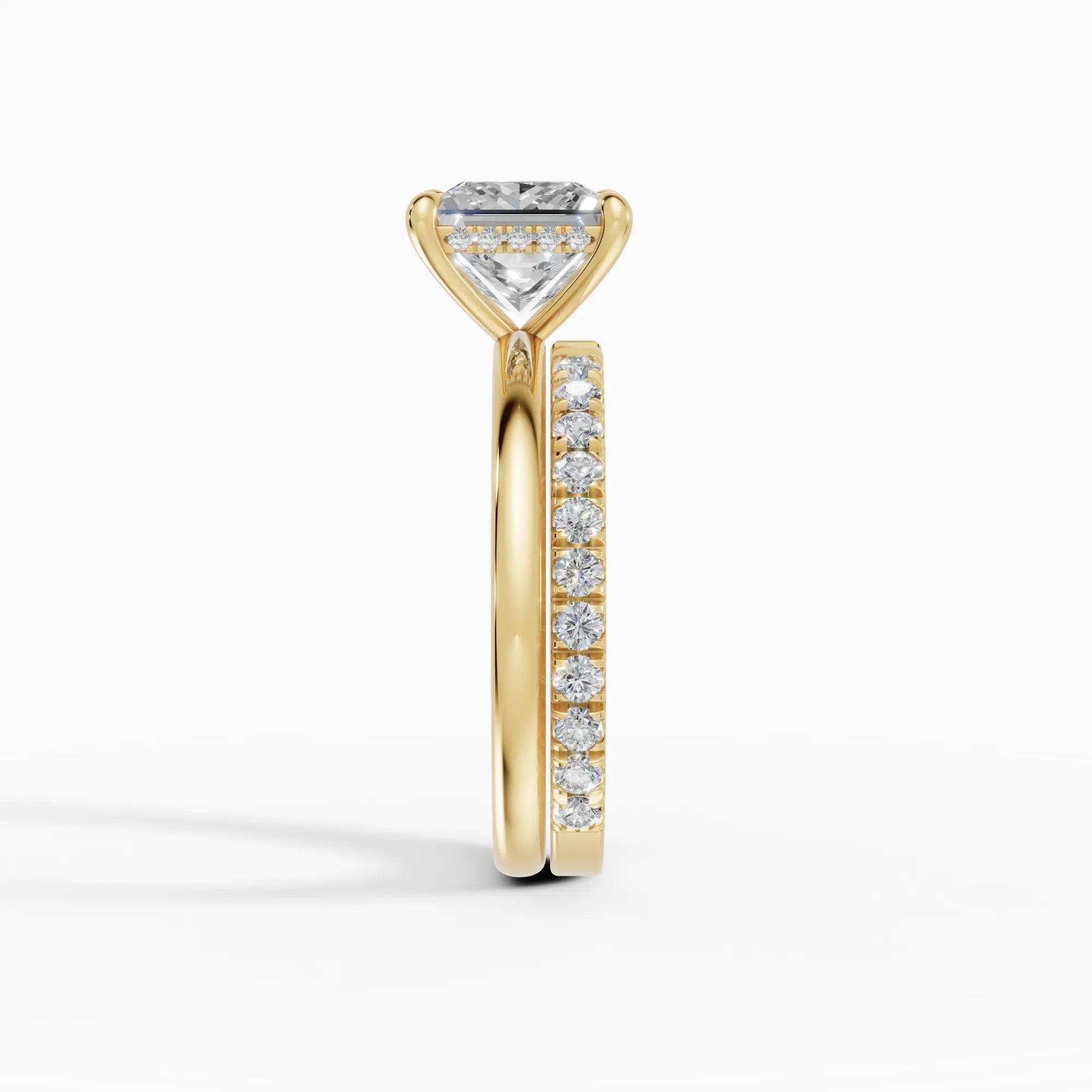 Anillo de compromiso THEIA princesa solitario halo escondido en oro amarillo - vista superior