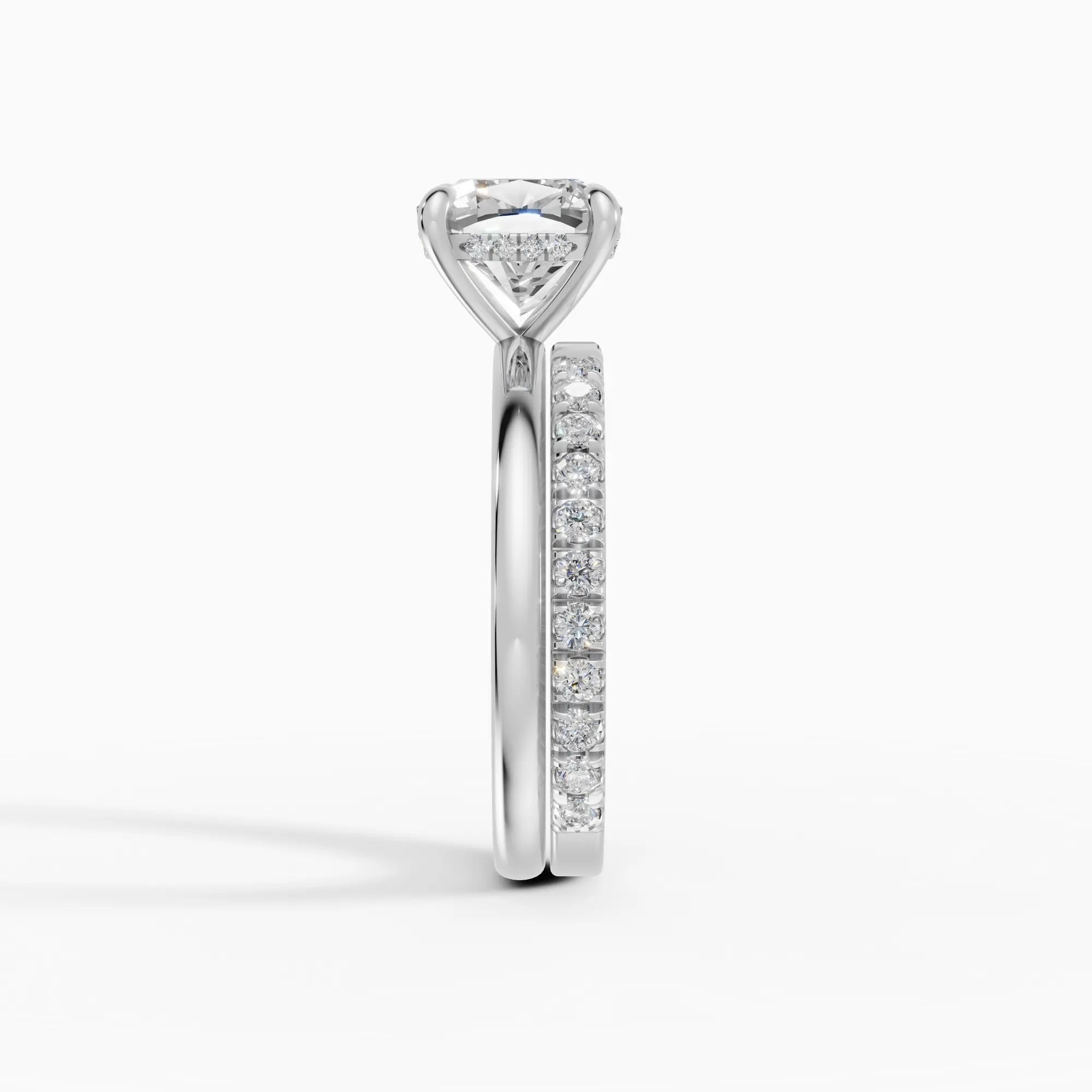Anillo de compromiso THEIA cojín solitario halo escondido - primer plano